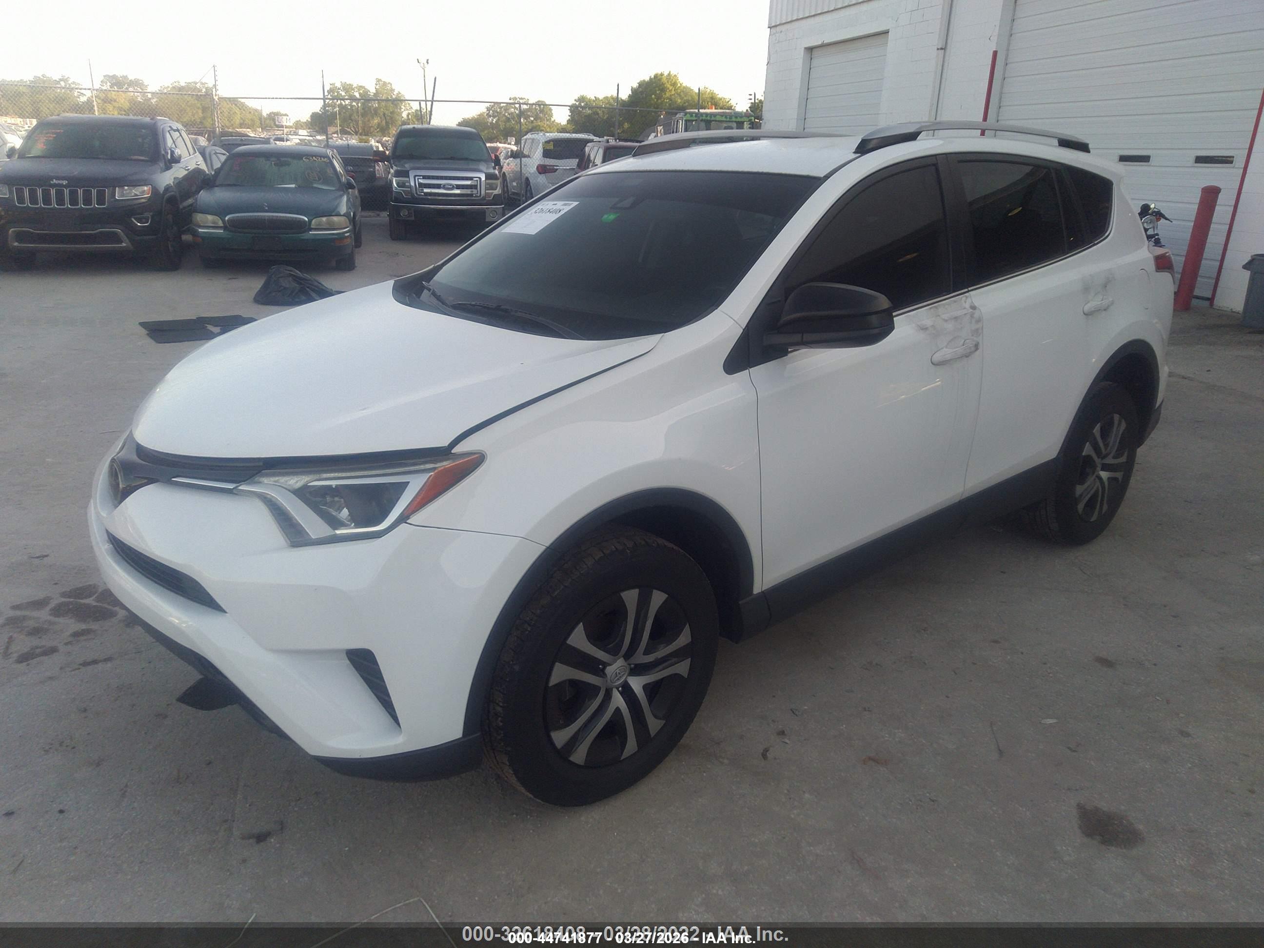 2018 TOYOTA RAV 4 — VIN JTMZFREV3JD115670 — photo 2